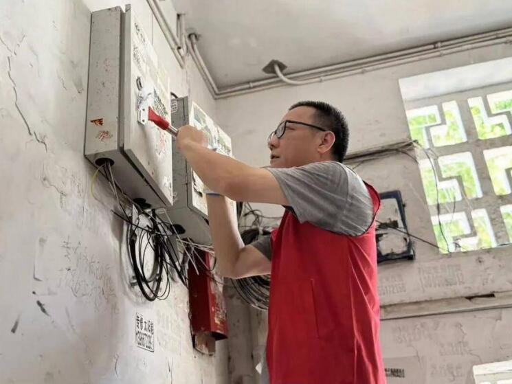 琥珀街道志願者正在清理小廣告。