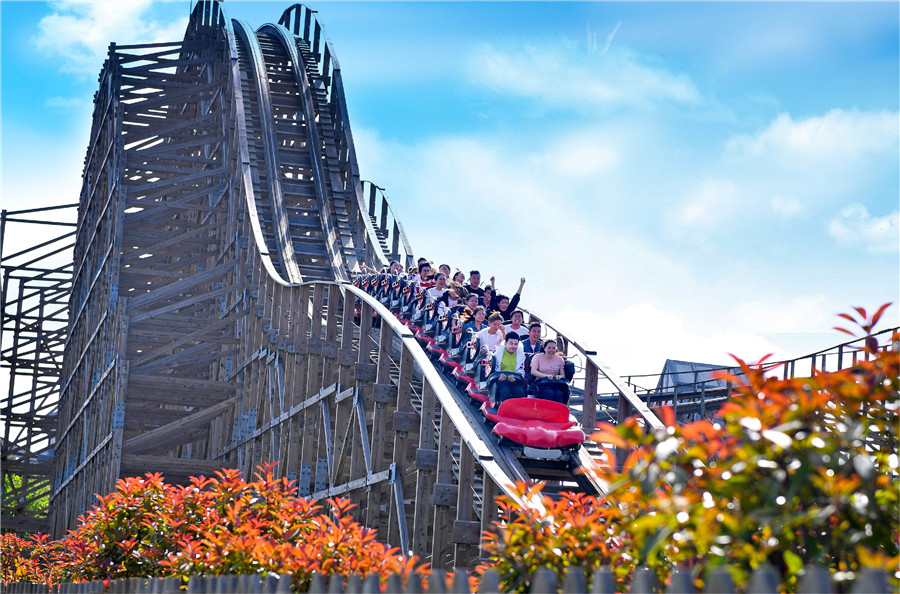 游客在方特快乐畅游。