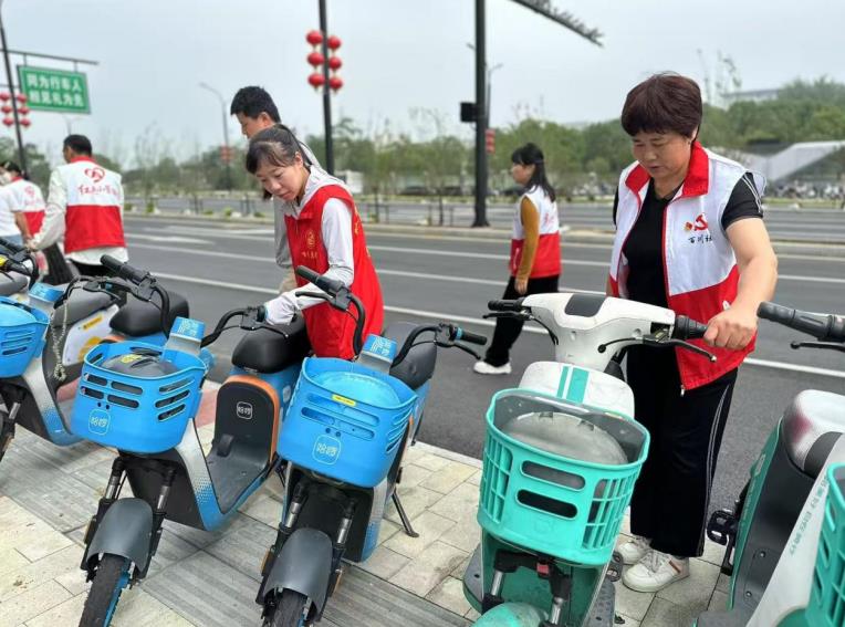 百川社區組織志願者將車輛整齊有序地停放在指定位置。長豐縣雙墩鎮供圖