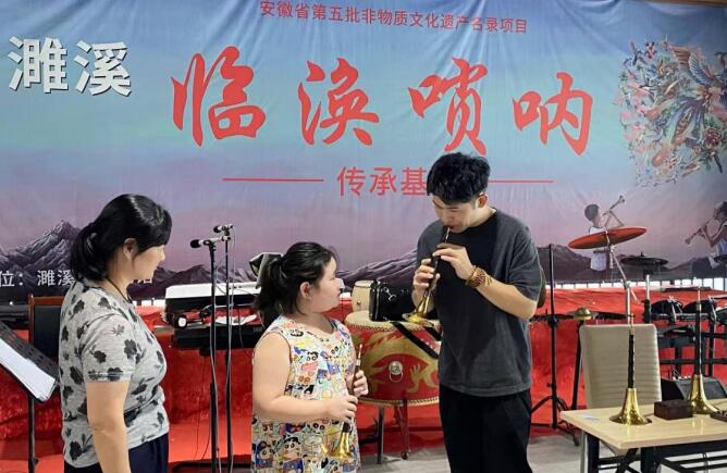 张可可指导学员吹奏唢呐。杨雅婷摄
