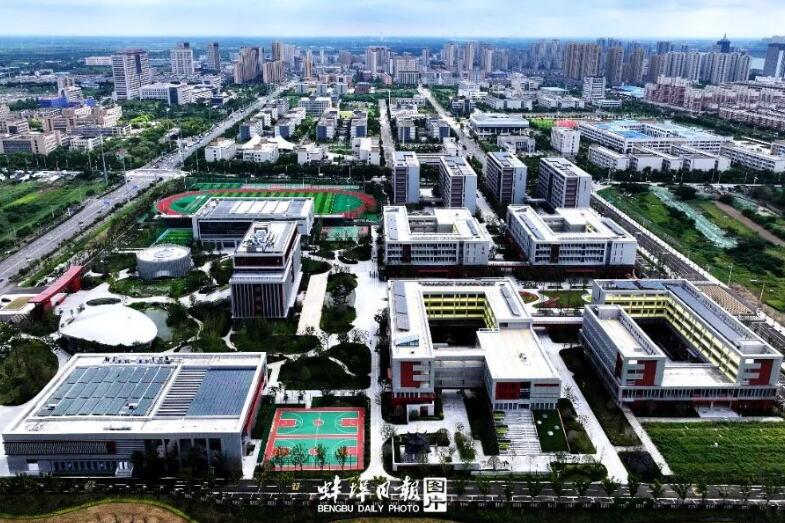 航拍已建成投用的蚌埠三中新校區
