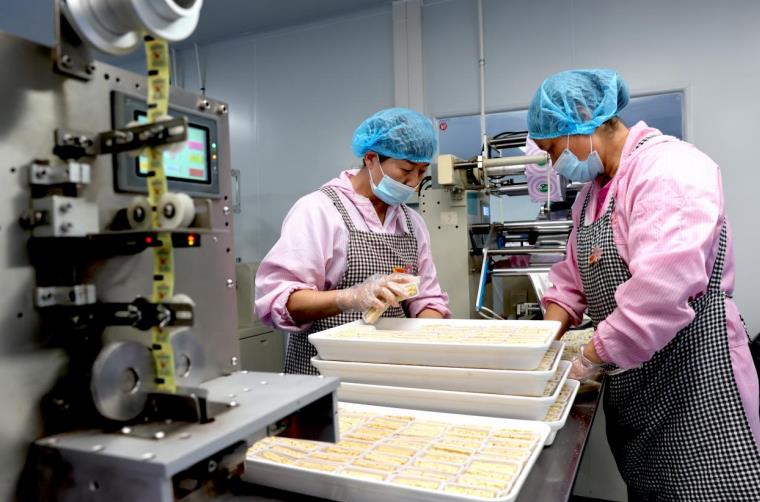 9月3日，在铜陵国家农业科技园区内的安徽兰客食品科技有限公司生产车间，工人正在生产休闲食品。