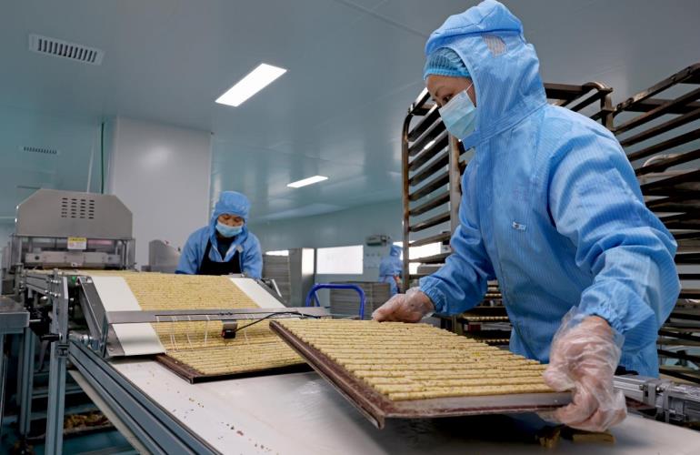 9月3日，在铜陵国家农业科技园区内的安徽兰客食品科技有限公司生产车间，工人正在生产休闲食品。