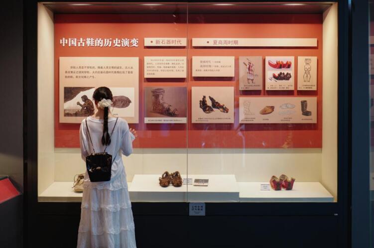 游客参观中国古鞋博物馆。王大卫摄