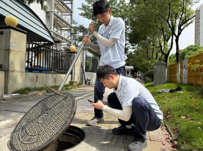 對涉水窨井蓋進行細致檢查。合肥水務集團供圖