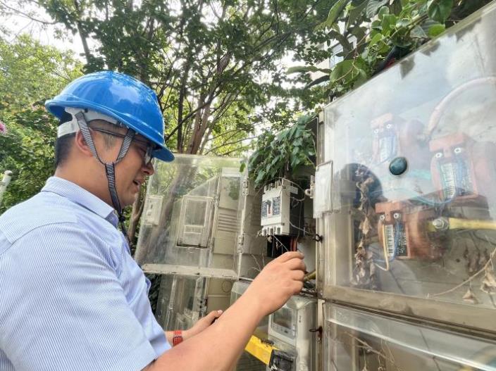 清理二次供水泵房戶外電表箱。合肥水務集團供圖