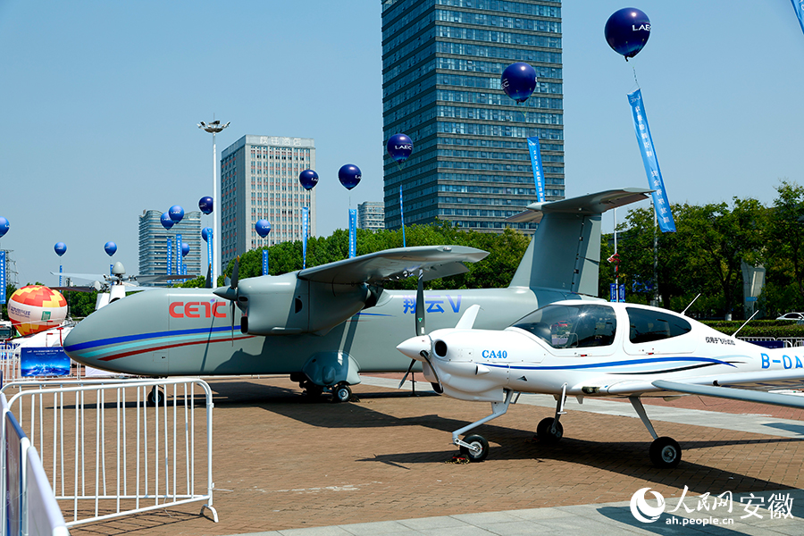 户外展出的各种机型。人民网记者 张俊摄