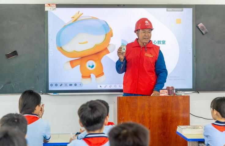 “燕飛來”志願者服務隊隊員給學生介紹安全用電常識。王磊攝