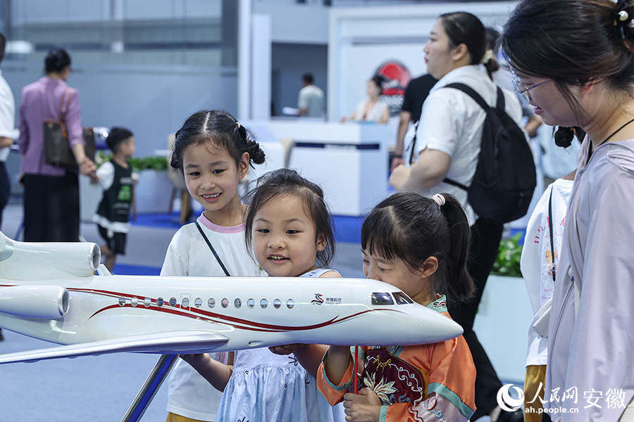 孩子們在家長的陪同下打卡“低空航展”。人民網記者 張俊攝