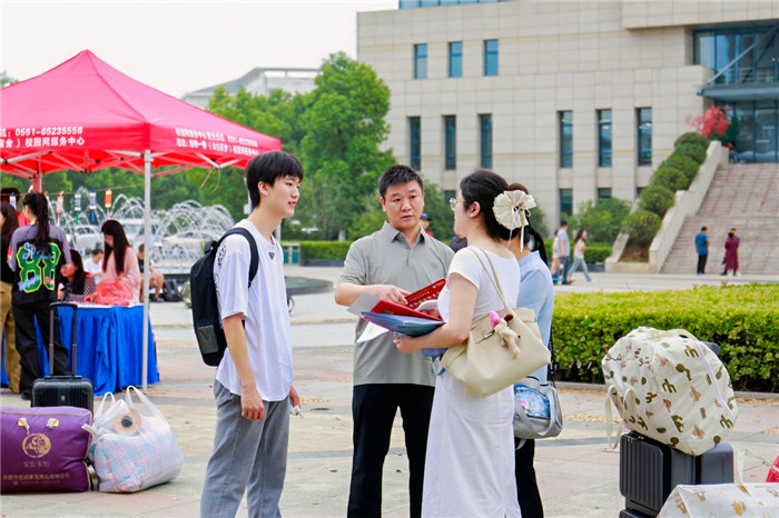 合肥財經職業學院喜迎2025級新生。