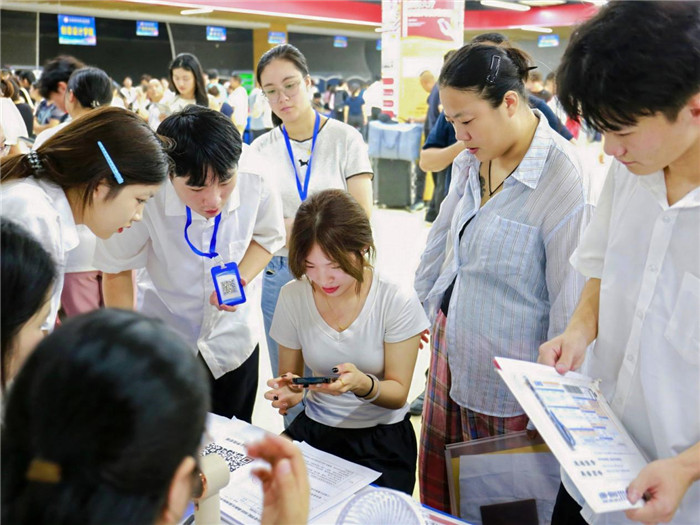 合肥財經職業學院喜迎2025級新生。