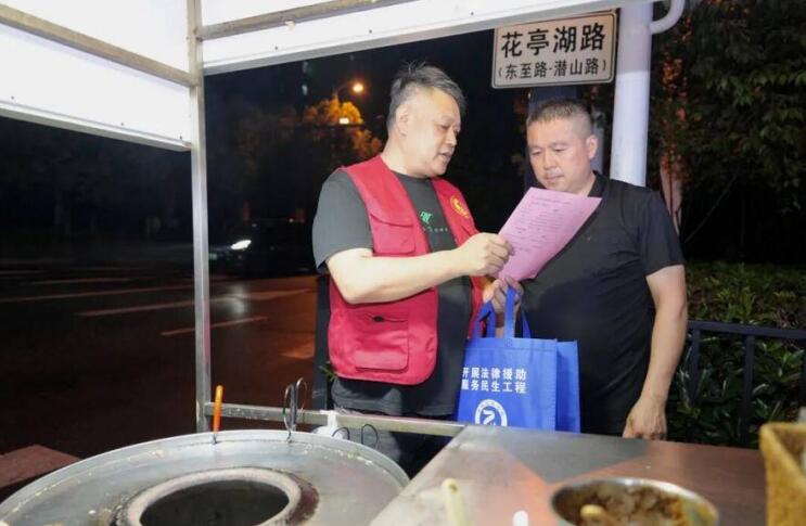 志願者引導流動攤販規范經營。