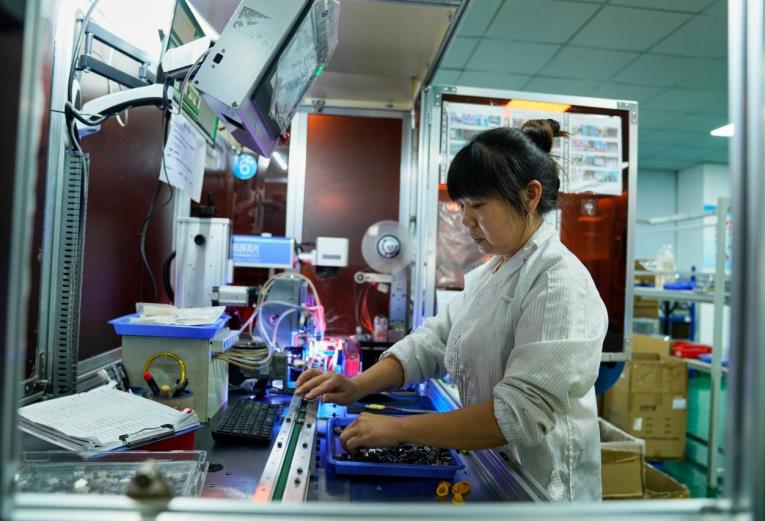 在安徽鸿崎电子技术有限公司的智能化车间内,精密电子零部件正加速生产。陈磊摄