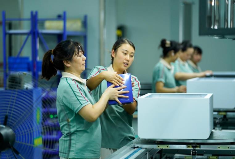 在中科弘泰(安徽)新能源科技有限公司生产车间,工人们在组装储能电池组。陈磊摄