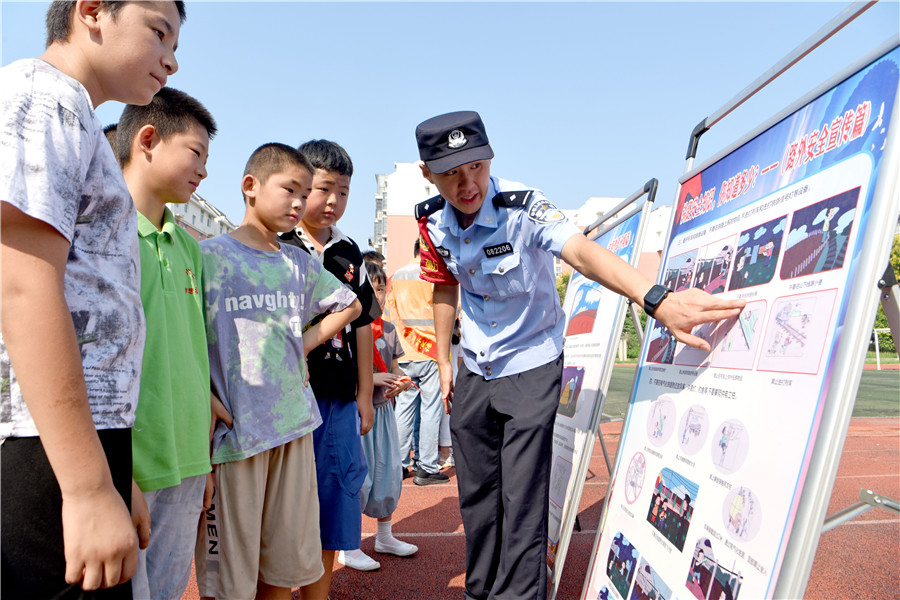 安徽淮南南站派出所民警向淮南市高新区玉兰小学学生讲解铁路安全知识。陈彬摄
