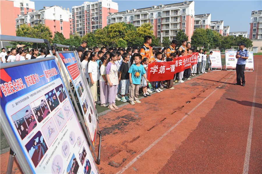 安徽淮南南站派出所民警向淮南市高新区玉兰小学学生讲解铁路安全知识。陈彬摄