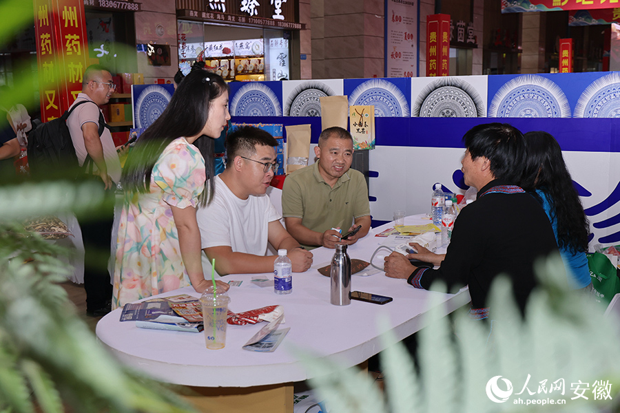 客商洽谈。人民网记者 王晓飞摄