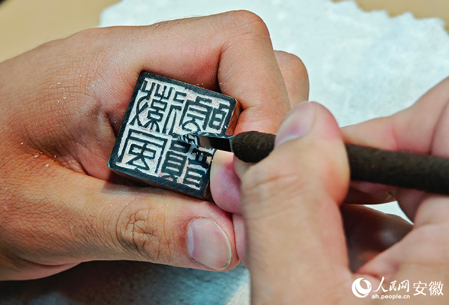 選手精雕細琢作品。人民網記者 周坤攝