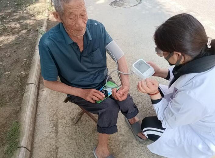 泗县虹城街道东关社区“医暖夕阳”“义诊”志愿服务队上门为独居老人健康检查。