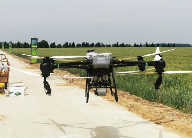 中國移動5G無人機在田間作業。安徽移動供圖