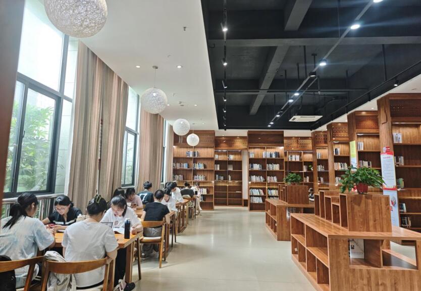 廬江縣文化藝術中心閱讀空間。