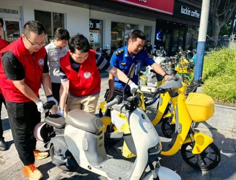 街区党支部参与“党群齐心 周周行动”活动。