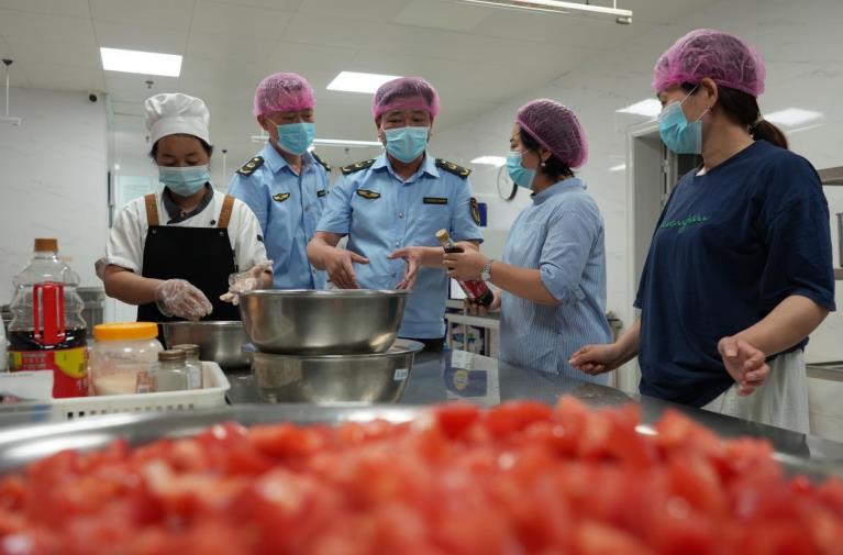 裕安區市場監管局安防辦工作人員來到六安市海納啟航幼兒園食堂，向幼兒園負責人了解幼兒餐的准備情況。趙宇攝