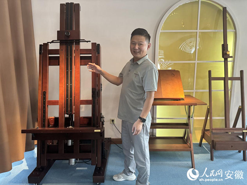 双丰公司生产的电动化高端画架产品。人民网 吕欢欢摄