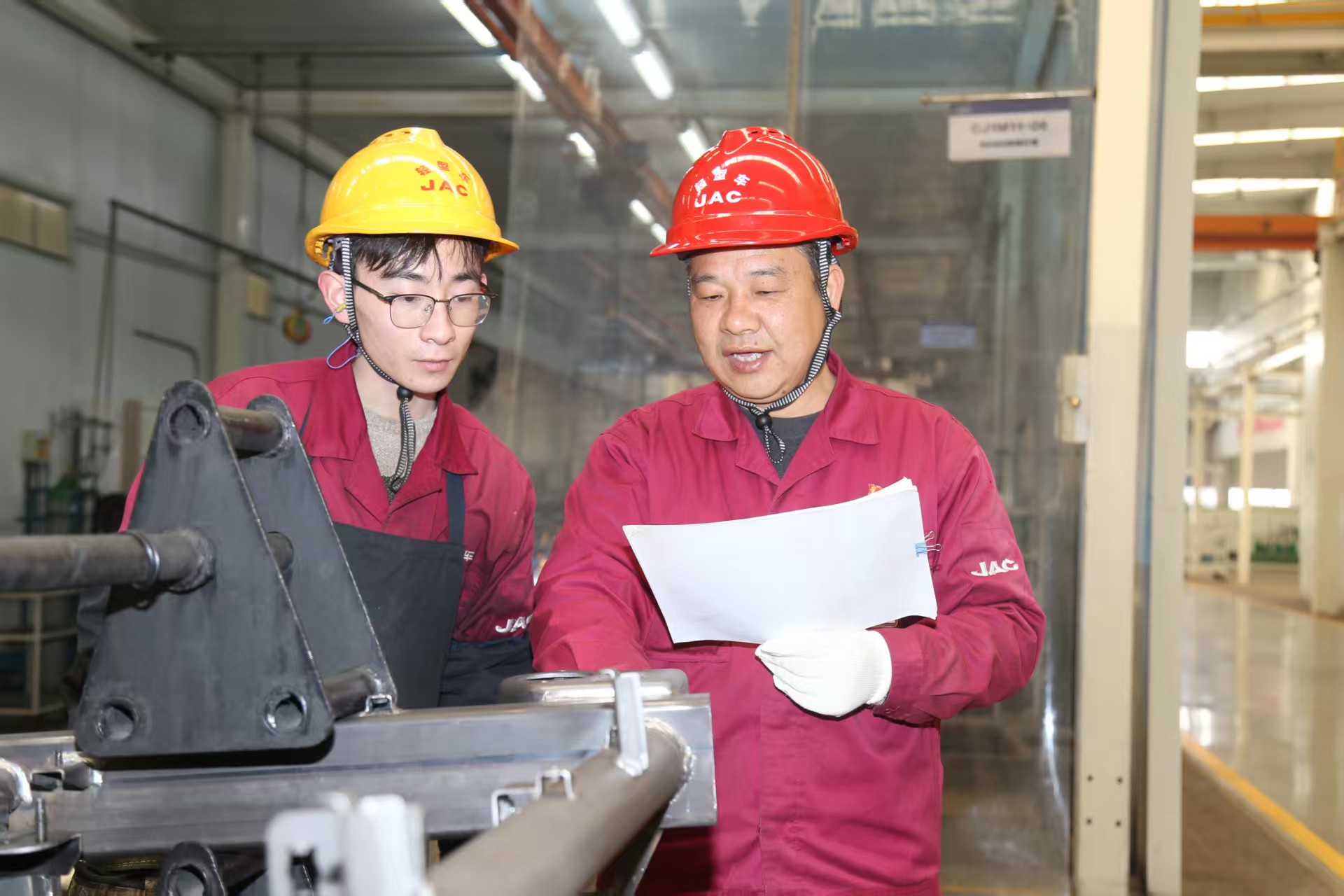 丁元向徒弟传授技术。受访者供图