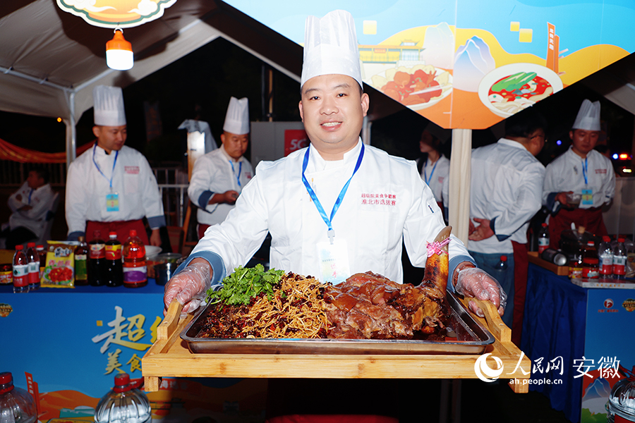 参赛选手展示作品。 人民网记者 王晓飞摄