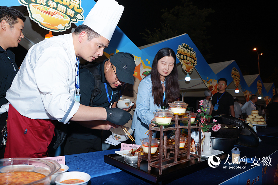 评委品鉴。 人民网记者 王晓飞摄