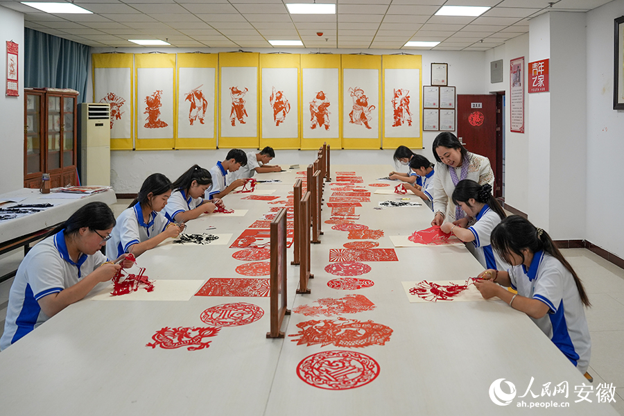 灵璧县一学校开设钟馗剪纸兴趣班。人民网记者 苗子健摄
