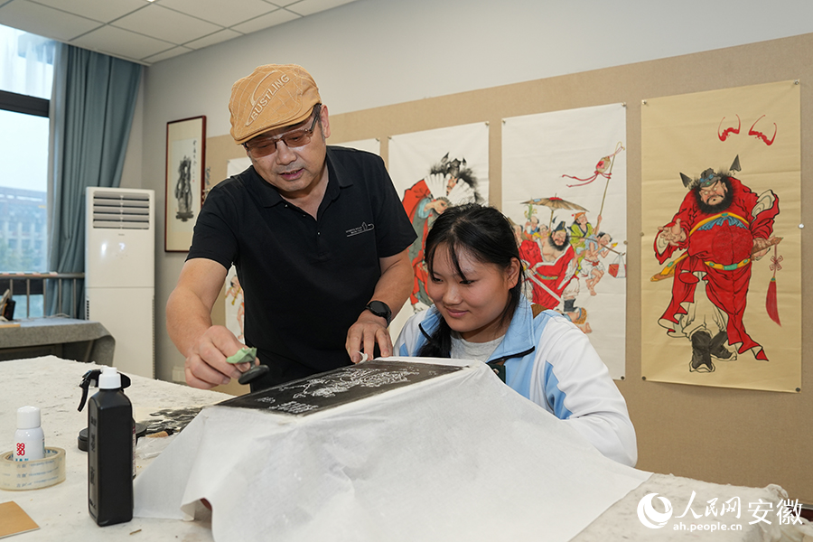 学生在老师指导下制作钟馗石雕拓片。人民网记者 苗子健摄