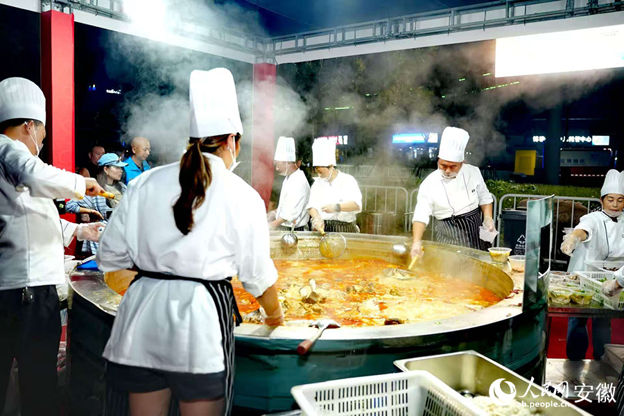 主办方精心准备的万份免费牛肉汤供游人领取。人民网记者 王锐摄