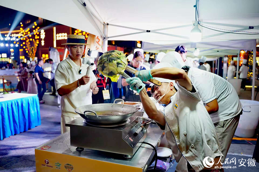 厨师们纷纷向市民亮出自己拿手绝活。人民网记者 王锐摄
