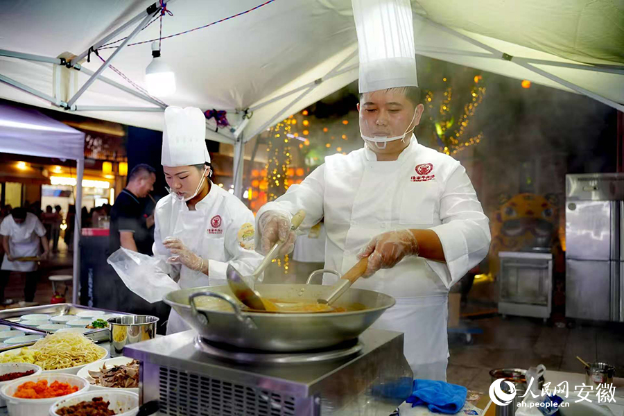 厨师正在制作特色淮南牛肉汤。人民网记者 王锐摄