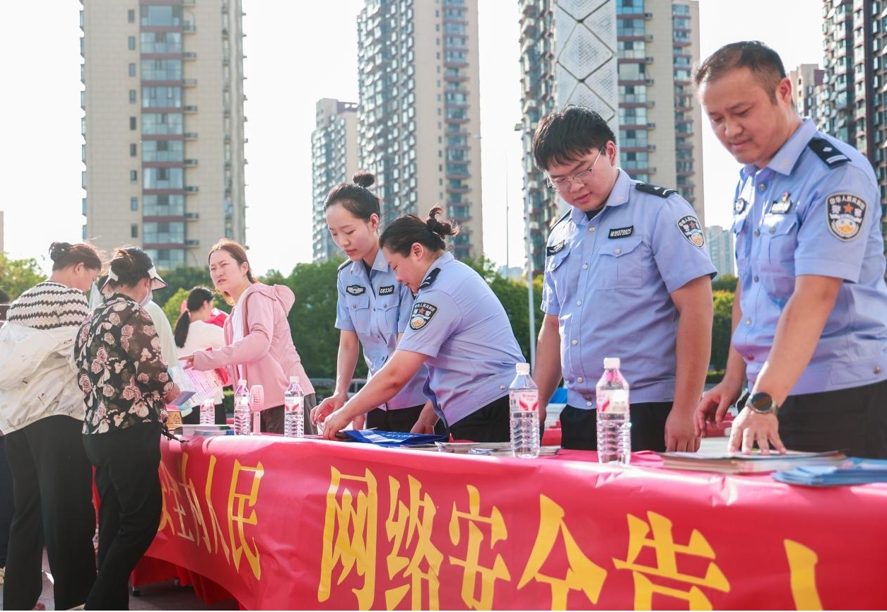 2025年颍泉区网络安全宣传周集中宣传活动现场。屈小龙摄