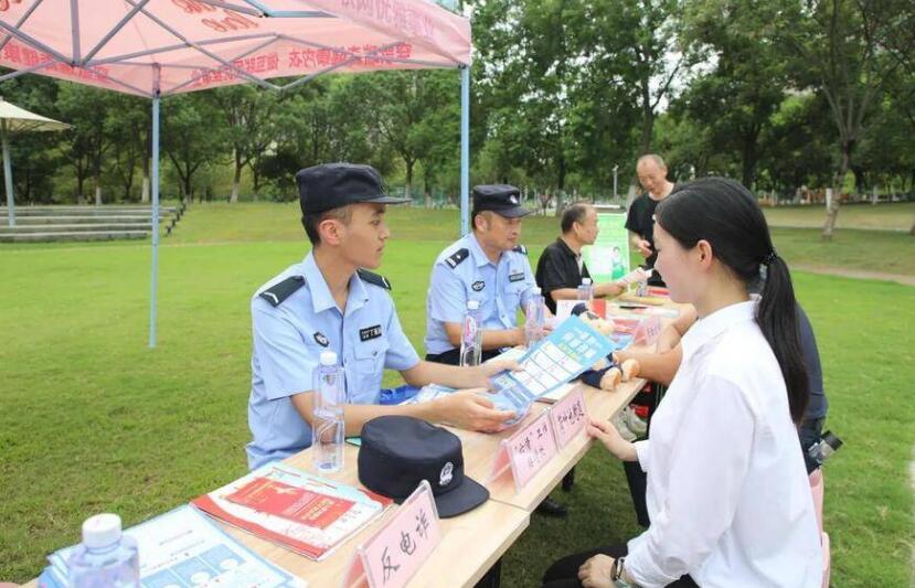 民警围绕热点话题,为市民讲解防范措施,增强安全防护意识。