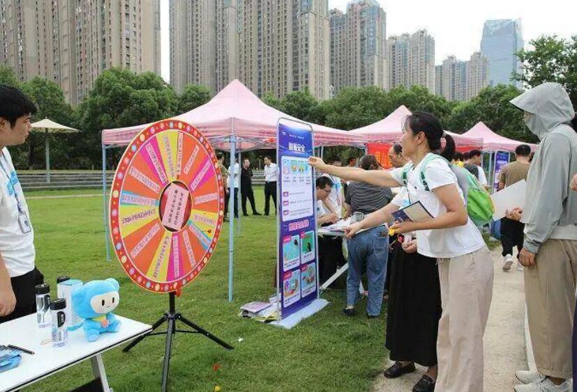互动游戏区吸引了不少市民参与,在轻松体验中掌握网络安全知识。