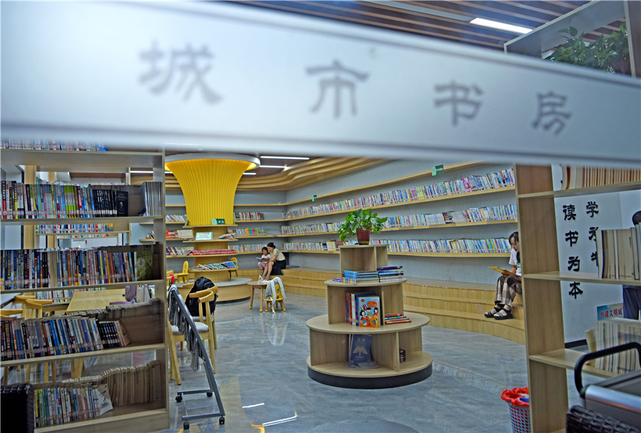安徽省淮南市田家庵区市民利用晚间休息时间在家门口的城市书房中享受阅读。