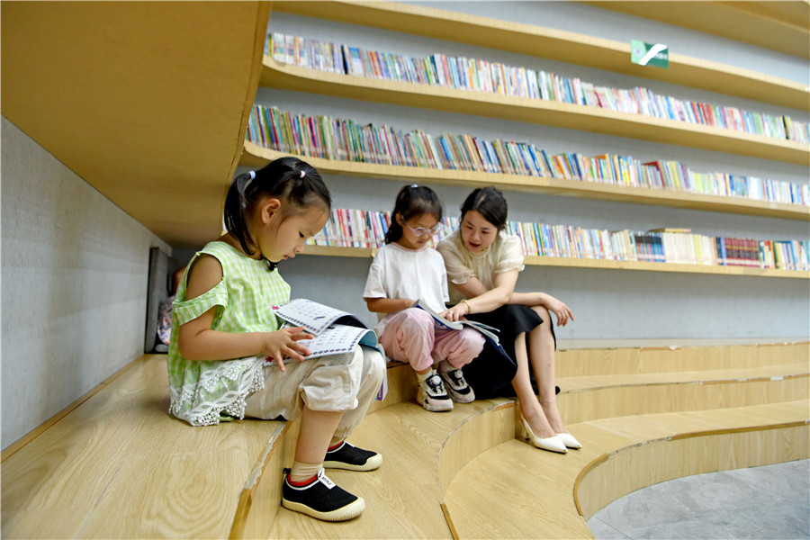 安徽省淮南市田家庵区市民利用晚间休息时间在家门口的城市书房中享受阅读。