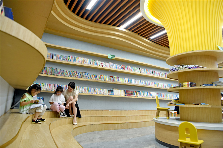 安徽省淮南市田家庵区市民利用晚间休息时间在家门口的城市书房中享受阅读。