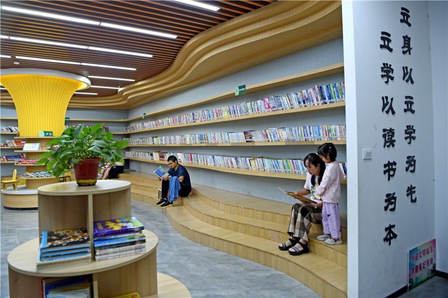 安徽省淮南市田家庵区市民利用晚间休息时间在家门口的城市书房中享受阅读。