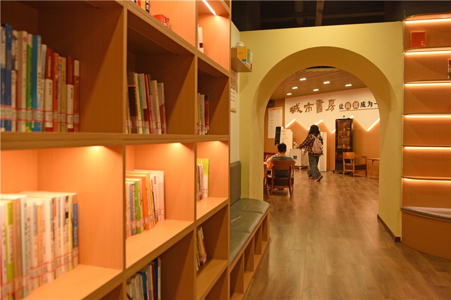 安徽省淮南市田家庵区市民利用晚间休息时间在家门口的城市书房中享受阅读。