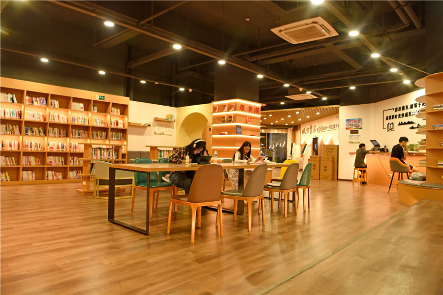 安徽省淮南市田家庵区市民利用晚间休息时间在家门口的城市书房中享受阅读。