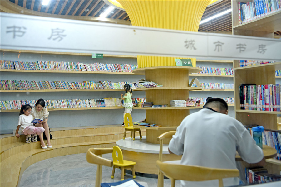 安徽省淮南市田家庵区市民利用晚间休息时间在家门口的城市书房中享受阅读。