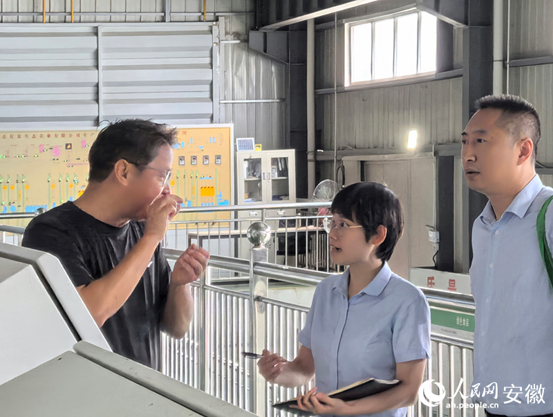 农行工作人员在车间一线了解大米加工情况。人民网记者 汪瑞华摄