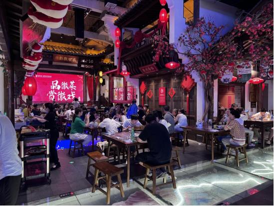中国·绩溪徽菜徽厨博物馆就餐场景。纪雯缕摄