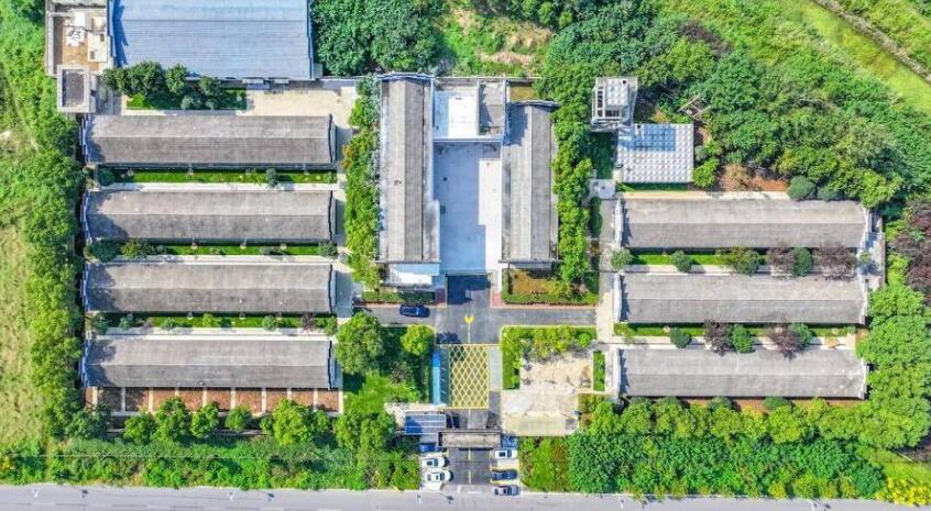 蜀山區小廟鎮五十墩養老服務中心綠樹環繞，溫馨怡人。