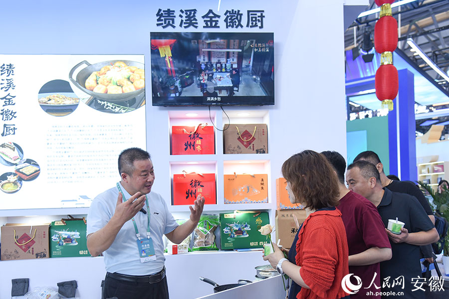 张光顺正在向参观者介绍徽菜特色。人民网记者 李希蒙摄